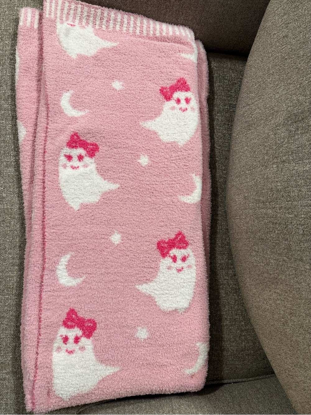T.J.Maxx Pink Plush Ghost Pattern Throw Blanket with Bow Accents